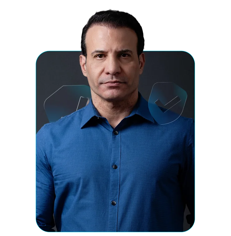 Ricardo Zweibil, de camisa social clara, em um escritório de pequena empresa